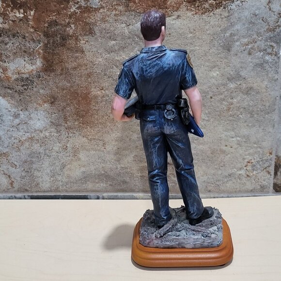 Vanmark Blue Hats of Bravery Police Officer Figurine 2001 Wood Base - Picture 7 of 14
